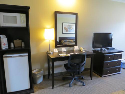 a room with a desk with a computer and a mirror at BCMInns - Coleman in Coleman
