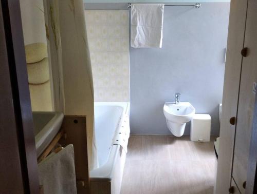 y baño con lavabo, bañera y aseo. en Haus of Bellini, en Fino del Monte
