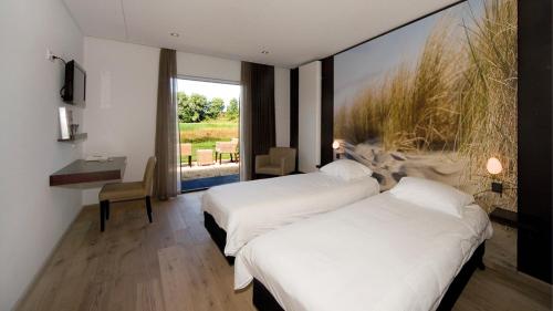 a hotel room with two beds and a window at Fletcher Landgoedhotel Renesse in Renesse