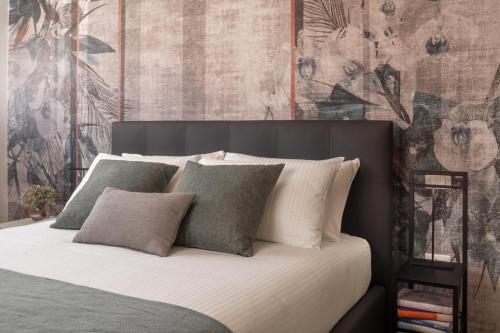 a bedroom with a bed with white sheets and pillows at Ruga Bella Apartments R&R in Venice