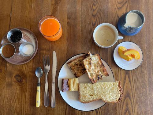 une table avec une assiette de nourriture avec du pain et des œufs dans l'établissement Auberge Val sans retour, à Tréhorenteuc