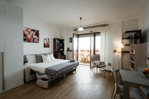 een slaapkamer met een groot bed en een eetkamer bij Oxilia Flat - Loreto District in Milaan