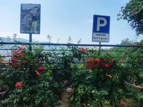 un ramo de flores en un jardín con un cartel de estacionamiento en Il giardino del borgo, en Rocca Cilento