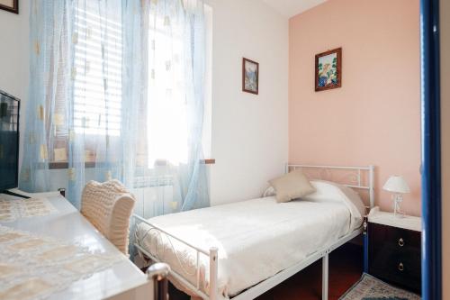 a small bedroom with a bed and a window at Lago del Turano - Guest House il Nido dell'Aquila in Ascrea