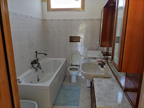 ein Badezimmer mit einer Badewanne, einem WC und einem Waschbecken in der Unterkunft Varazze Sonia's House casetta indipendente in Varraze