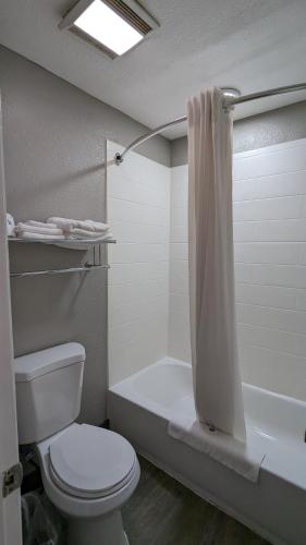 Ένα μπάνιο στο Motel 6-Nashua, NH - South