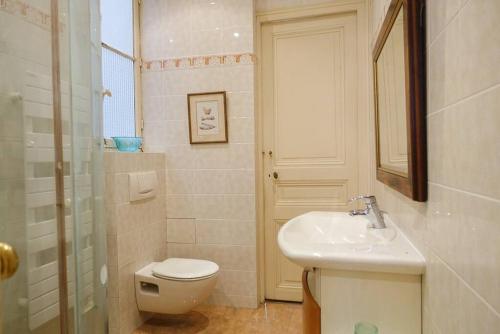 a bathroom with a toilet and a sink at Monceau/Villiers : Magnifique appartement 6P in Paris