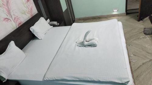 Ένα ή περισσότερα κρεβάτια σε δωμάτιο στο Hotel Nirmala Inn
