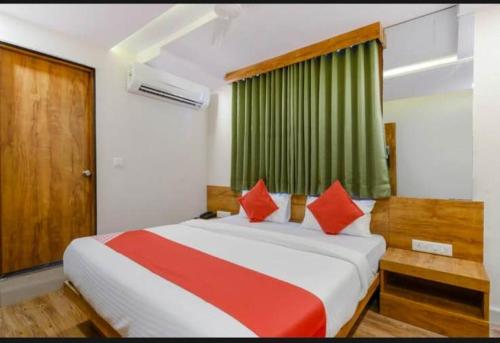 Postel nebo postele na pokoji v ubytování HOTEL SAFARI INN