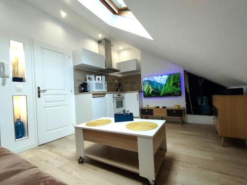 - une cuisine avec une table au milieu d'une pièce dans l'établissement Chez K&D Studio Le Havre rénové proche gare, au Havre