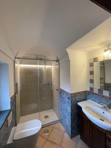 een badkamer met een douche, een toilet en een wastafel bij Mariuccia House in Amalfi