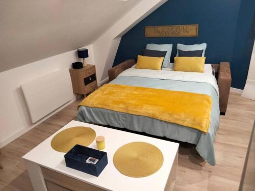 une chambre avec un grand lit et une table dans l'établissement Chez K&D Studio Le Havre rénové proche gare, au Havre