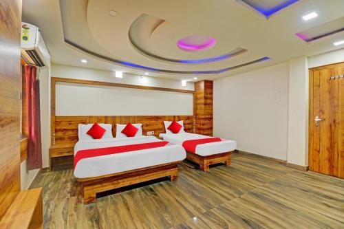 A bed or beds in a room at Oxy Shivani Residency