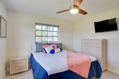 1 dormitorio con 1 cama y ventilador de techo en Waterfront Cape Coral Home Dock and Screened Porch, en Cabo Coral