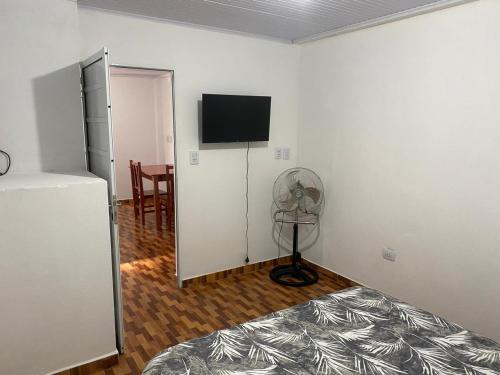 een kamer met een ventilator en een koelkast bij Ekm Deptos in Apóstoles