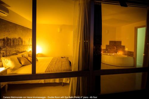 un dormitorio con una cama y una ventana en B&B 52cento, en Arezzo