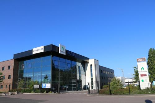 un edificio con un cartello sopra di Campanile Metz Nord - Woippy a Woippy