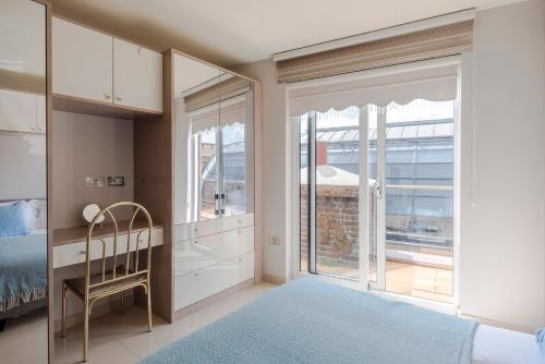 1 dormitorio con cama, escritorio y ventana en The Roof is on "Fire" - Farringdon - by Frankie Says en Londres