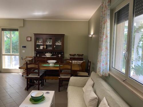 uma sala de estar com um sofá e uma sala de jantar em Villa Ambrosia em Mesagne