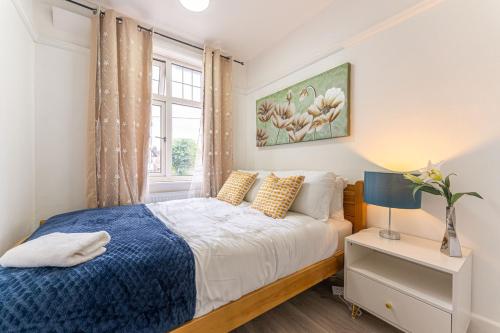 a small bedroom with a bed and a window at Cosy 3 Bedroom Apartment- 6 Guests with Free Parking in Wyken