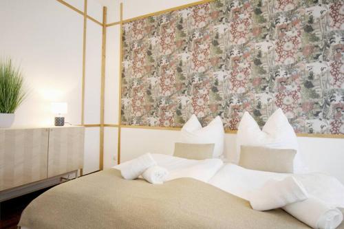 Schlafzimmer mit einem Bett mit Blumentapete in der Unterkunft SECRET HIDEAWAYS Asia Suite mit Sauna nahe Uni l Messe l Flughafen in Duisburg