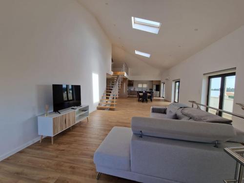 埃斯波森迪的住宿－RealGoios，带沙发和平面电视的客厅
