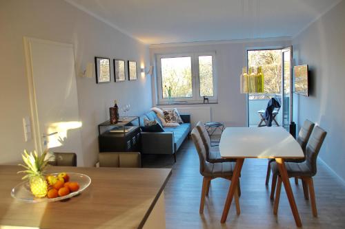 sala de estar con mesa y sofá en Living Concept Bogenhausen, en Múnich