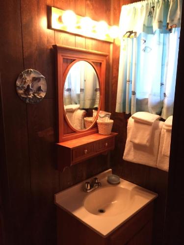 uma casa de banho com um lavatório e um espelho em Chris by the Sea Motel em Ocean Shores