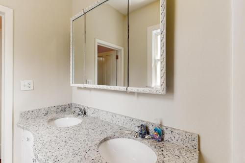 ein Bad mit einem Waschbecken und einem Spiegel in der Unterkunft Ashton Awe in Ashton