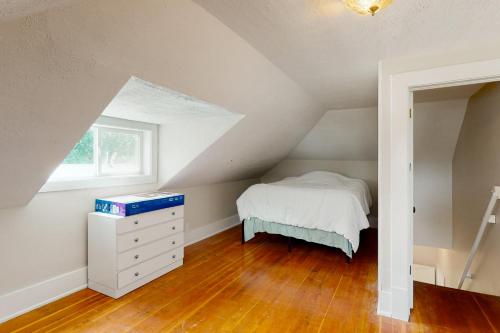 Schlafzimmer im Dachgeschoss mit einem Bett und einer Kommode in der Unterkunft Ashton Awe in Ashton