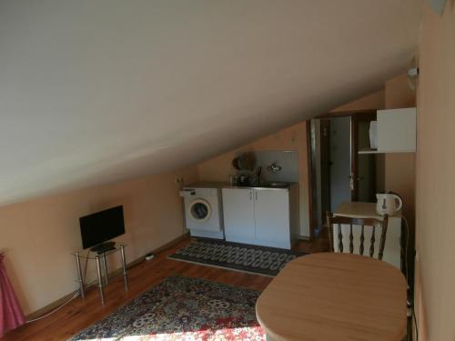 sala de estar con mesa y cocina en Apartments in House Silent Nature, en Sandanski