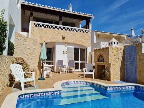 een villa met een zwembad en een huis bij REFÚGIO DO CARANGUEJO - Praia da Luz - WiFi, Private Pool & BBQ in Luz