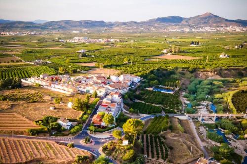 una vista aerea di un villaggio in un vigneto di Casa de pueblo Ca Barret, a tan sólo dos kilómetros de Xàtiva 