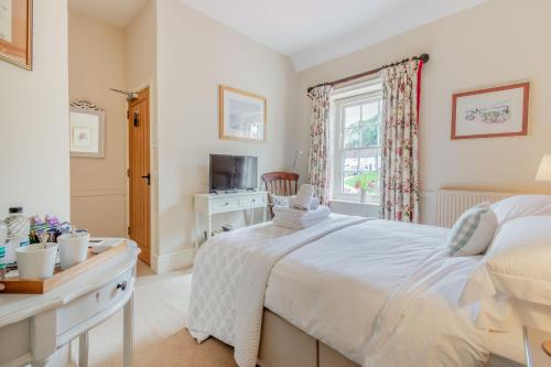 een slaapkamer met een bed, een tv en een raam bij Tiger Inn - Catherine in Eastbourne