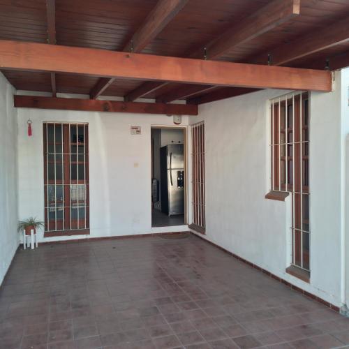 ein leeres Zimmer mit weißen Wänden und einer Holzdecke in der Unterkunft Casa de Julia in Cordoba