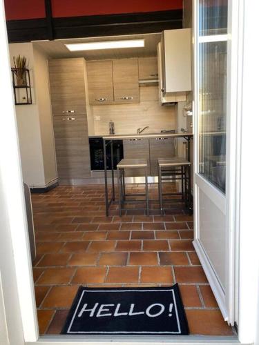 une cuisine avec une table et des chaises dans une pièce dans l'établissement Studio duplex meublé avec place de parking, à Surgères