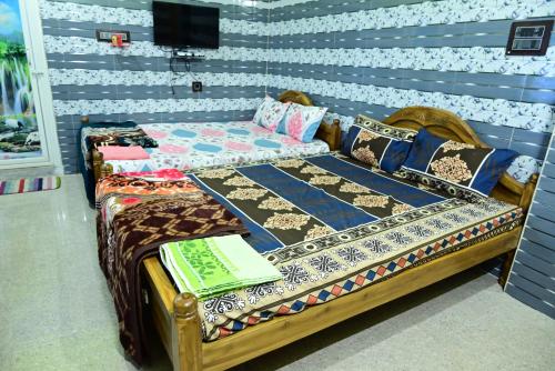 Bett in einem Zimmer mit einer Wand in der Unterkunft HOLIDAY INN in Konark