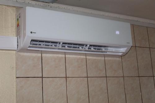 a white vent on the wall of a kitchen at Departamentos Egaña in Puerto Montt