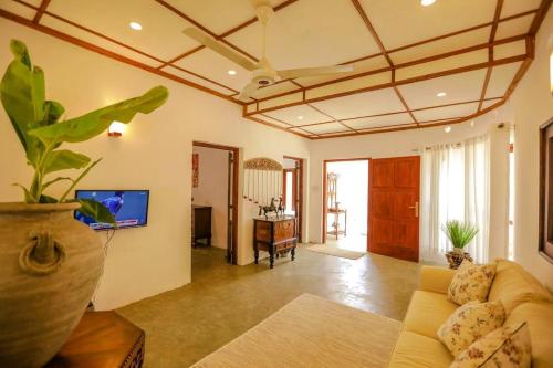 康提的住宿－Bopegedara Comfort Villa - Kandy，带沙发和电视的客厅