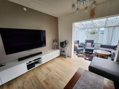 TV a/nebo společenská místnost v ubytování Nice family suburb house with hot tub