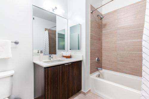 Ένα μπάνιο στο Loop 1BR w Gym Pool WD nr Millennium Park CHI-236