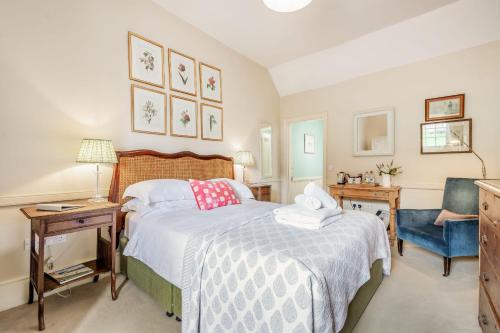 1 dormitorio con 1 cama y 1 silla azul en Tiger Inn - Grace, en Eastbourne