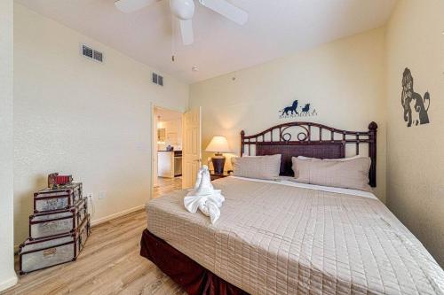 um quarto com uma cama grande num quarto em Exquisite 3 Bdr Condo Minutes to Disney em Orlando