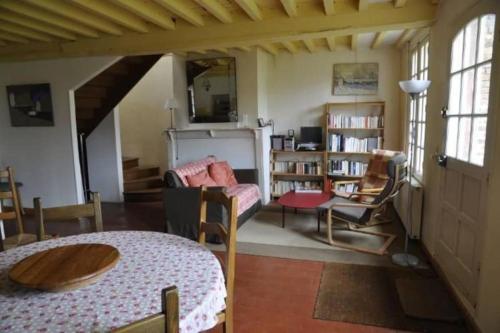 une chambre avec un lit, une table et une chaise dans l'établissement clos du Mont maison sur falaise, à Étretat