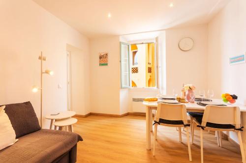 un salon avec une table et un canapé dans l'établissement THE BAY AP4371 By Riviera Holiday Homes, à Villefranche-sur-Mer