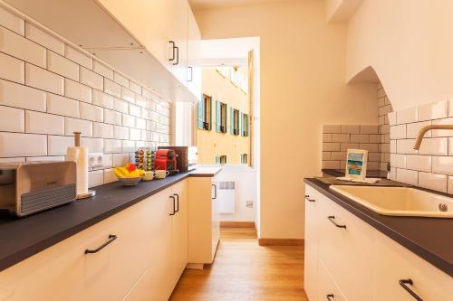 une cuisine avec un évier et un plan de travail dans l'établissement THE BAY AP4371 By Riviera Holiday Homes, à Villefranche-sur-Mer