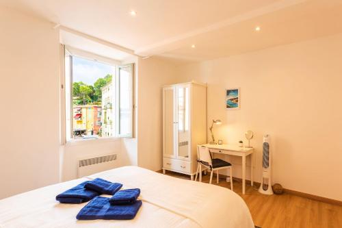 une chambre avec un lit, un bureau et une fenêtre dans l'établissement THE BAY AP4371 By Riviera Holiday Homes, à Villefranche-sur-Mer