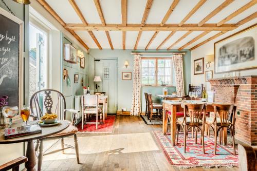 a dining room with a table and chairs at Tiger Inn - Grace in Eastbourne