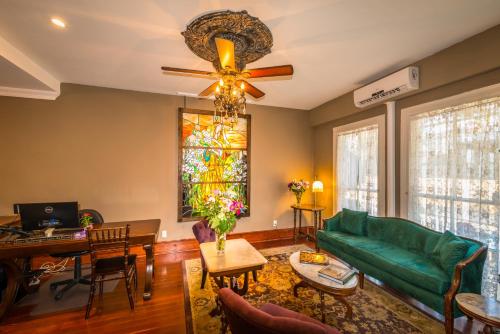 Ruang duduk di Carriage Way Inn Bed & Breakfast Adults Only - 21 years old and up