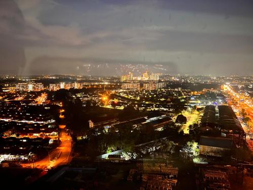Pemandangan umum bagi Johor Bahru atau pemandangan bandar yang diambil dari apartmen